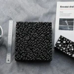 Enrobé drainant sombre : granulats ouverts et drainage