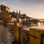 Photo ville neuchatel : lac et vieille ville au coucher du soleil