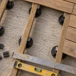 Terasse en bois sur plots réglables, supports posés sur béton