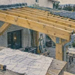 Charpente terrasse couverte en bois et métaux, pose d’ancrage