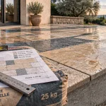Pierres naturelles pour terrasse : dalles travertin et granit, après pluie